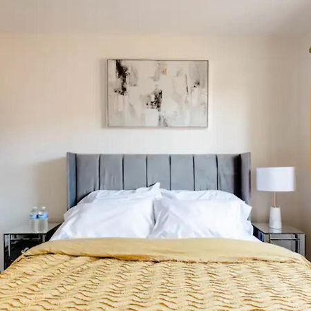 Stunning Private Room In A Home - Bathroom & Parking! Salford  Eksteriør billede
