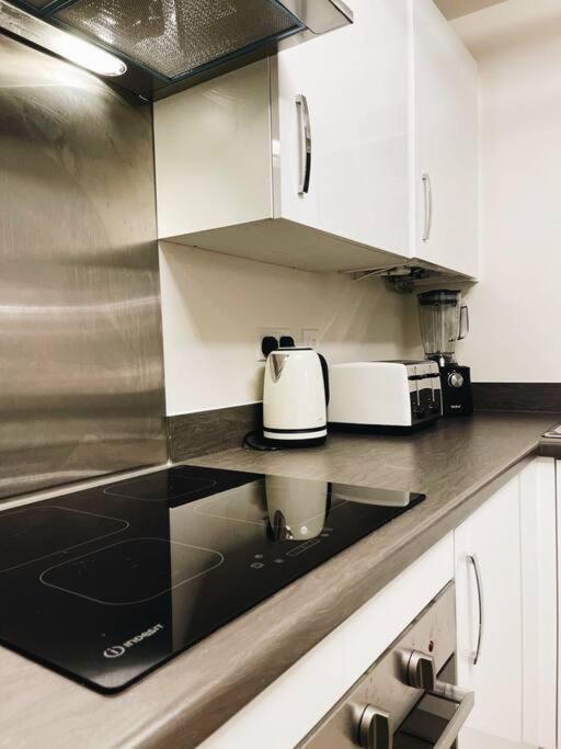 Stunning Private Room In A Home - Bathroom & Parking! Salford  Eksteriør billede