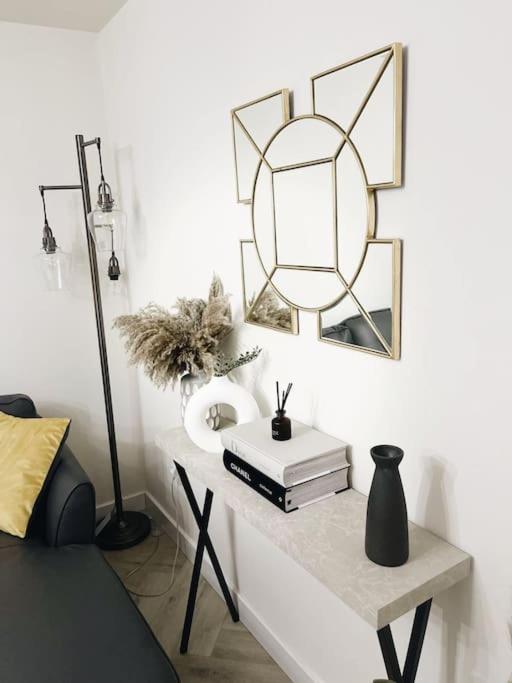 Stunning Private Room In A Home - Bathroom & Parking! Salford  Eksteriør billede