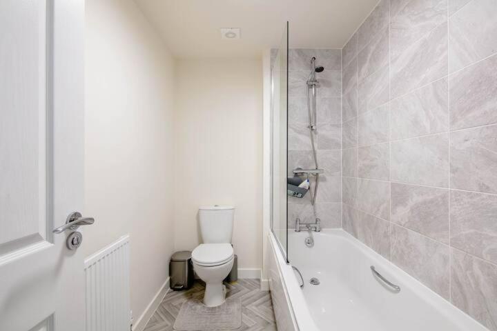 Stunning Private Room In A Home - Bathroom & Parking! Salford  Eksteriør billede