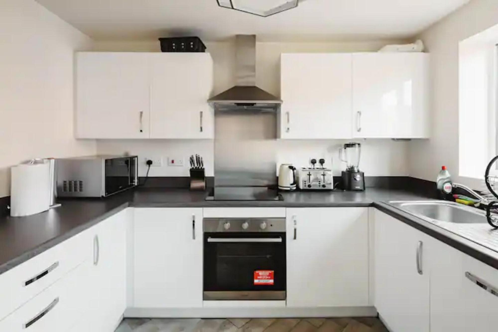 Stunning Private Room In A Home - Bathroom & Parking! Salford  Eksteriør billede