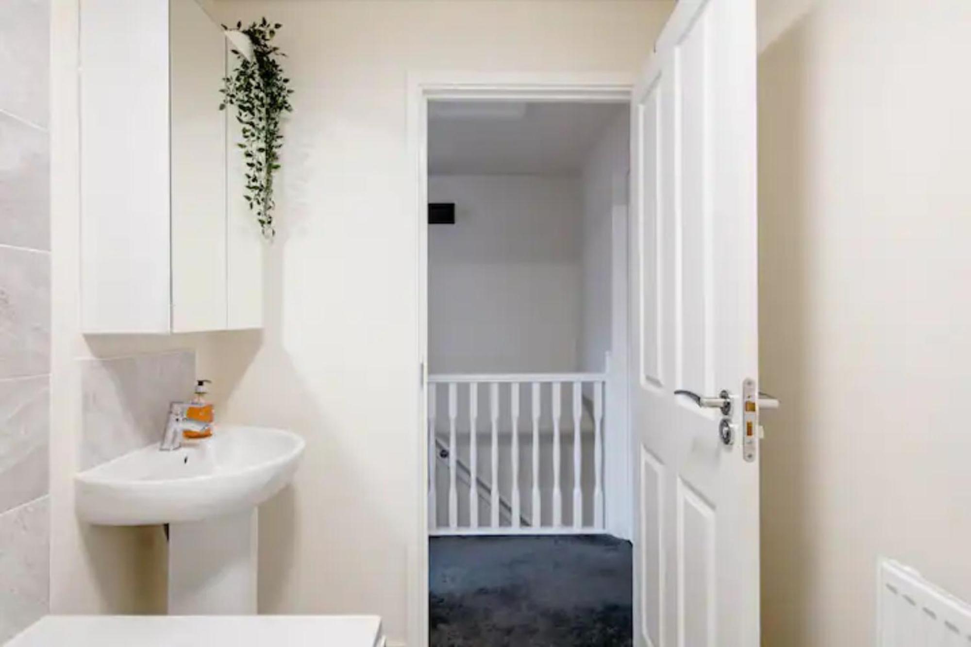 Stunning Private Room In A Home - Bathroom & Parking! Salford  Eksteriør billede
